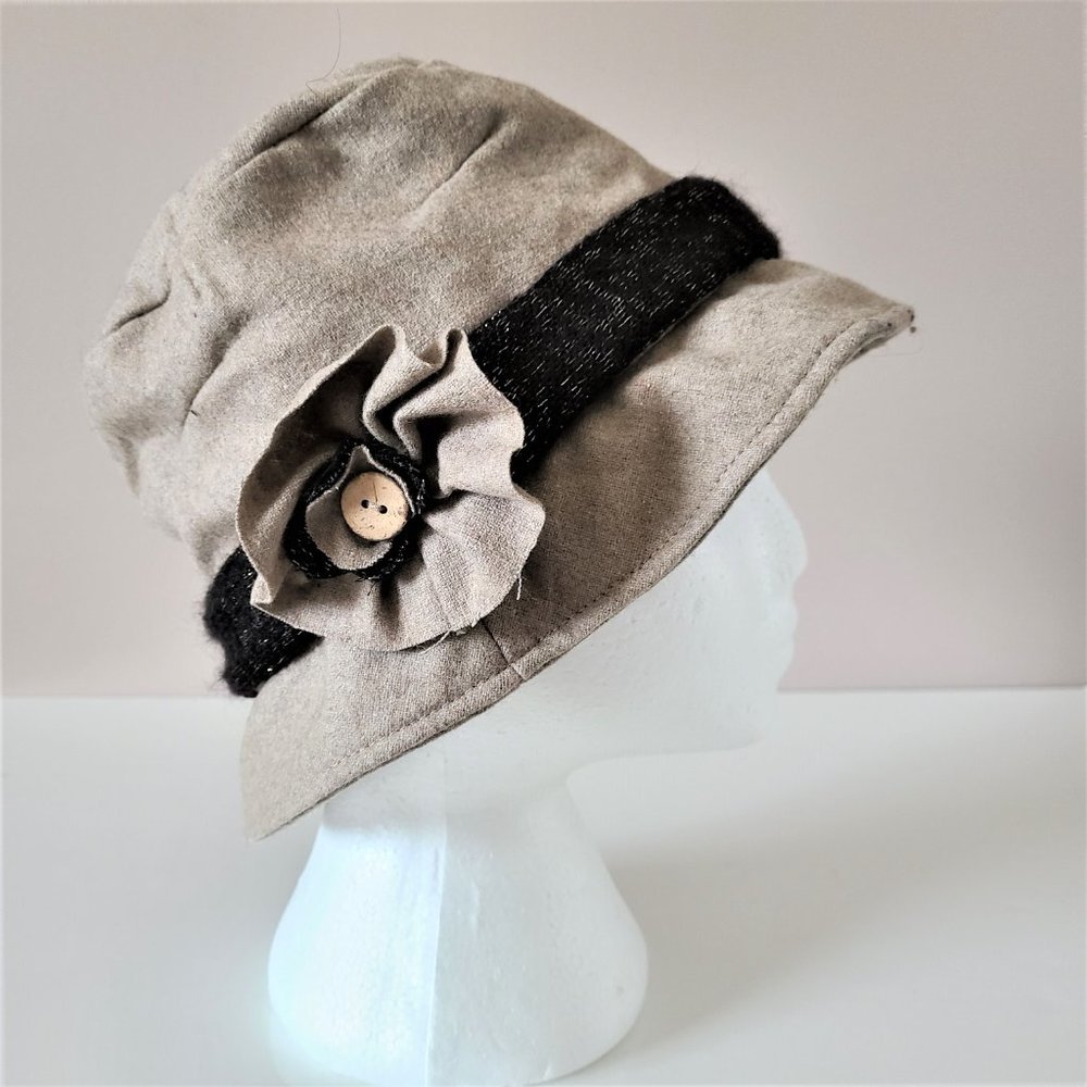 Retro style hat with flower on the side.
